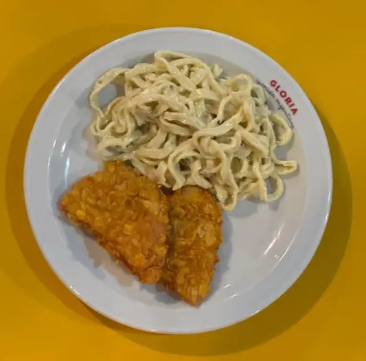 MILANESITA DE POLLO CROCANTE CON TALLARINES CON CREMA