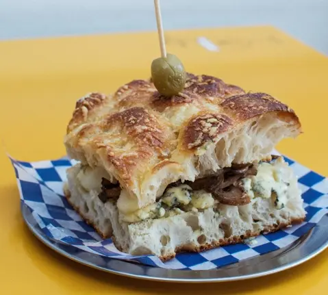 SÁNDWICH  DE QUESO AZUL , CHAMPIGNONES Y PERAS