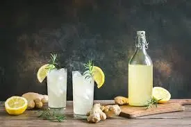 VASO DE LIMONADA CON MENTA Y JENGIBRE