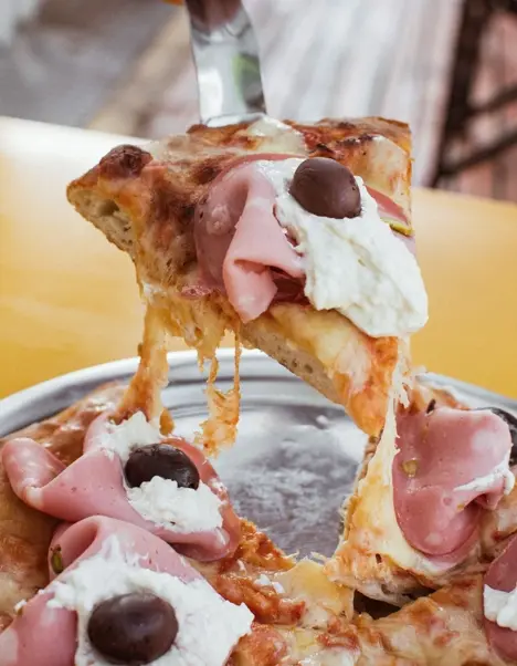 PIZZA DE MORTADELA Y STRACCIATELLA