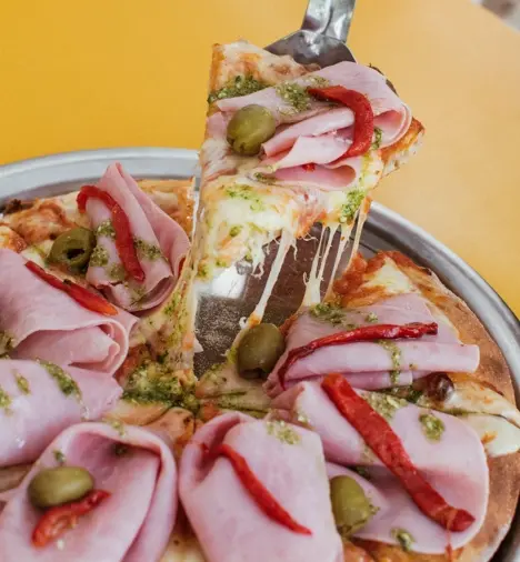 PIZZA DE JAMÓN Y MORRONES