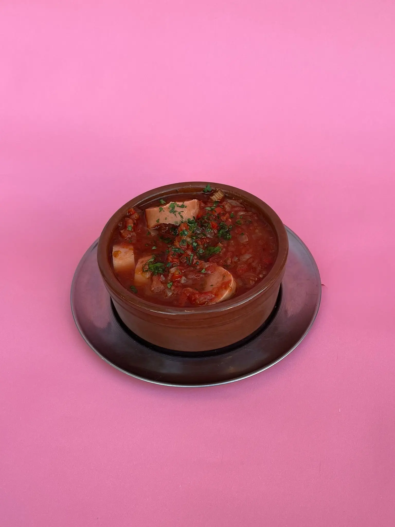 Cazuela de salchicha en salsa pomarolla
