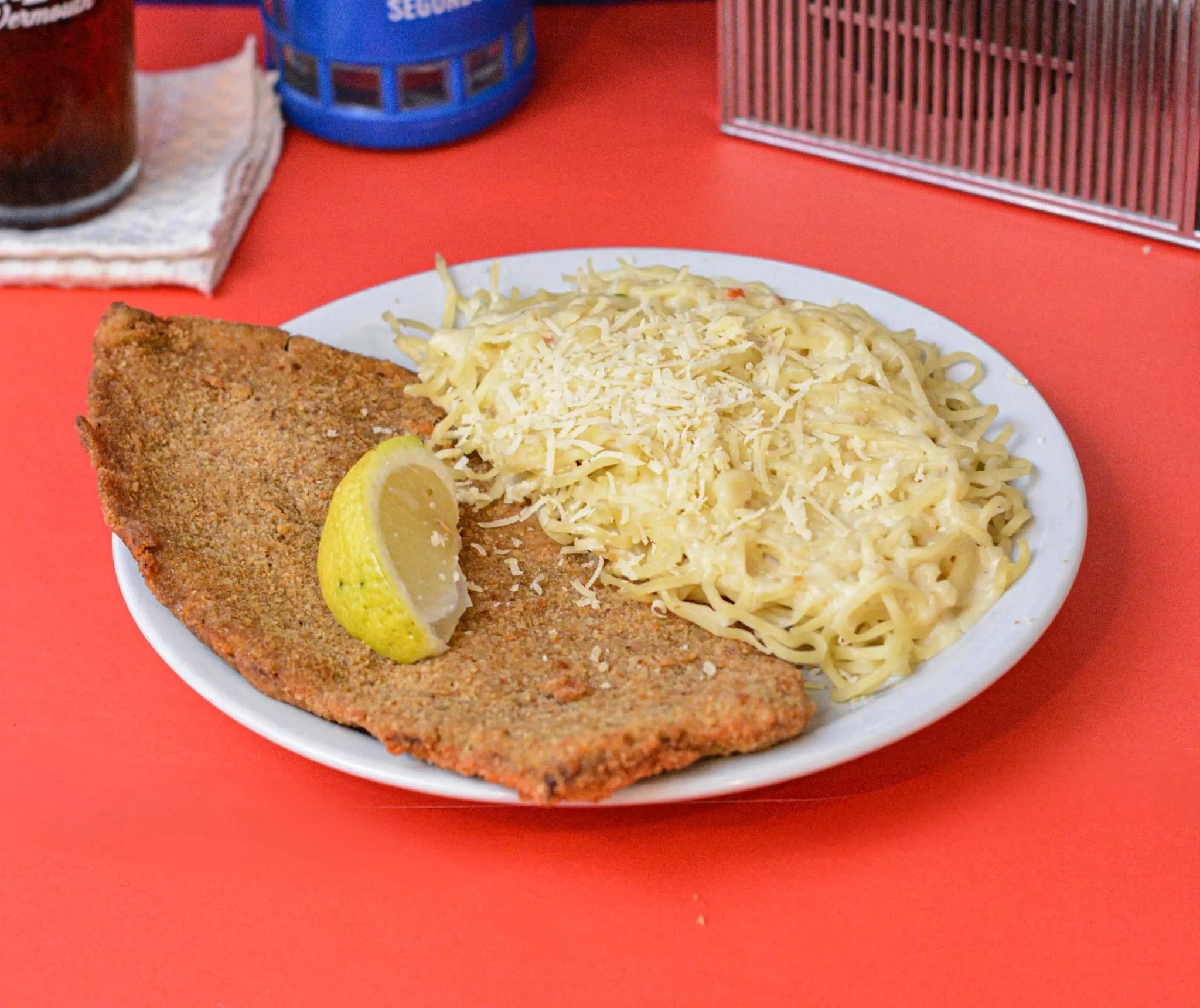 Milanesa con fideos