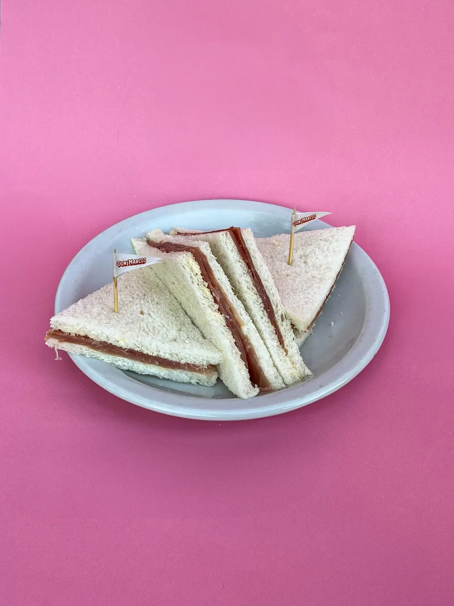 Sándwich simple de jamón crudo