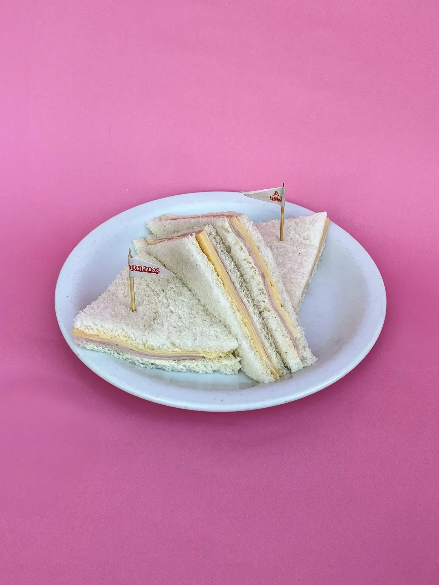 Sándwich mixto de jamón cocido y queso
