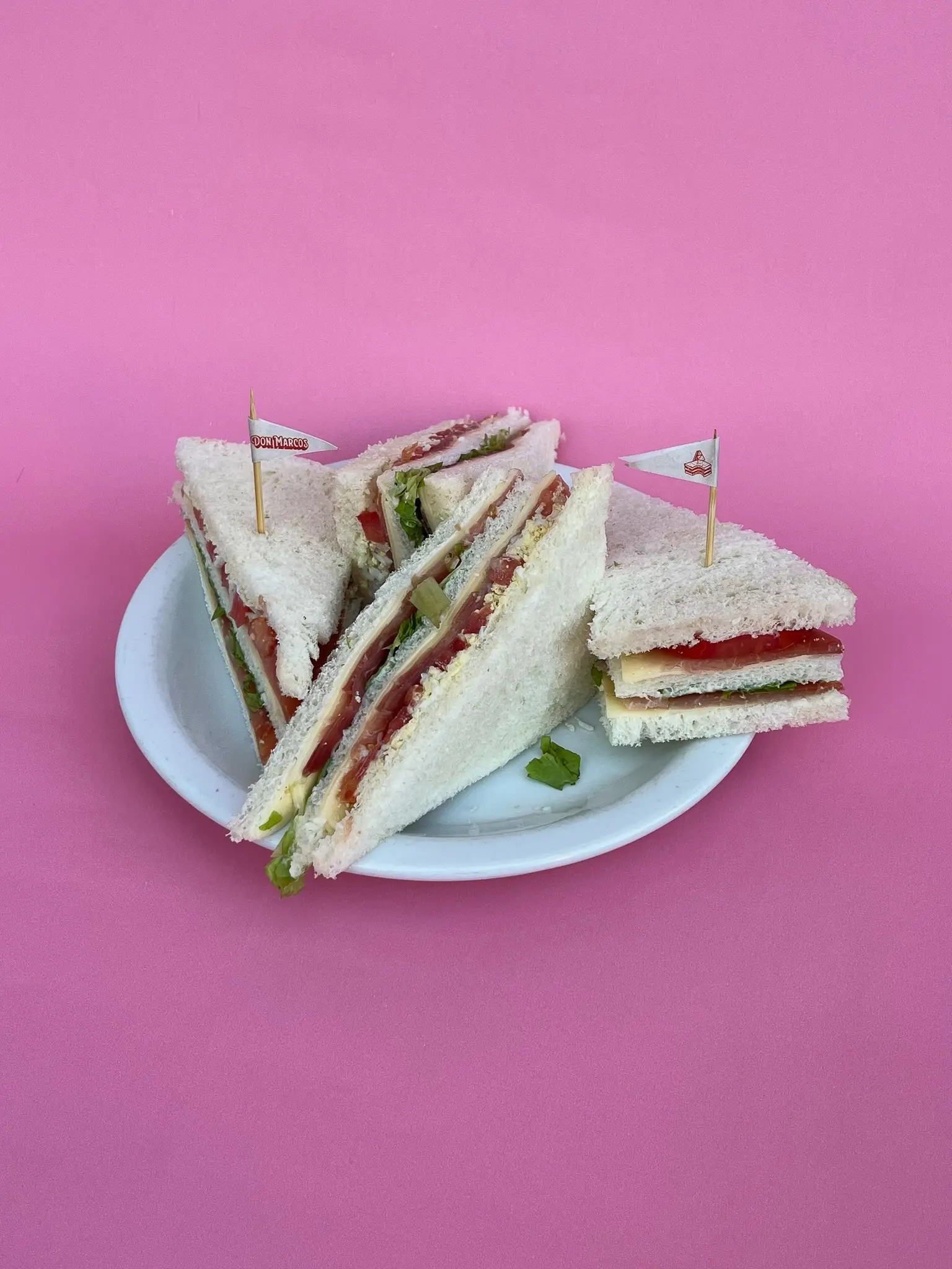 Sándwich triple de jamón crudo y queso