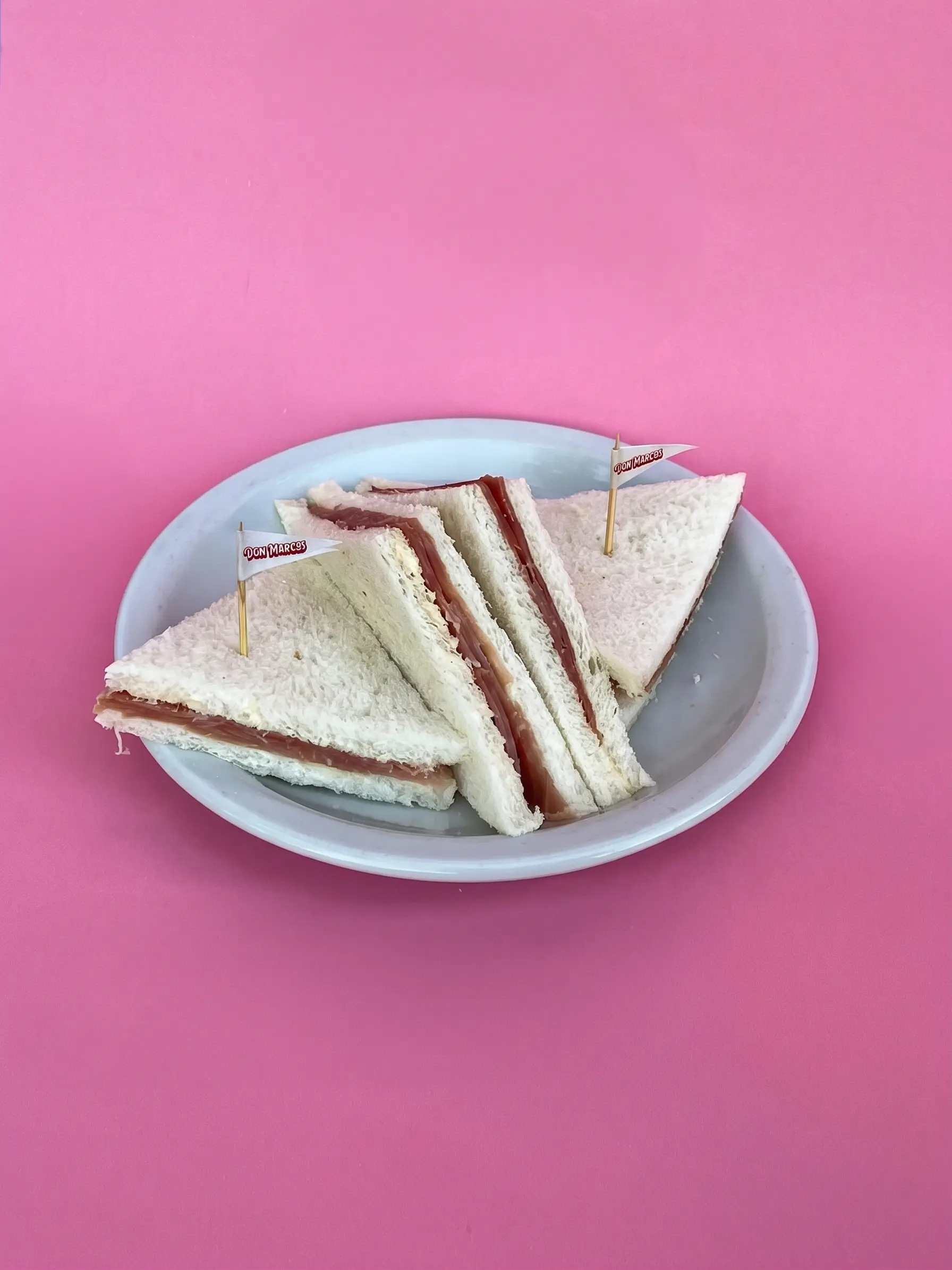 Sándwich simple de jamón crudo