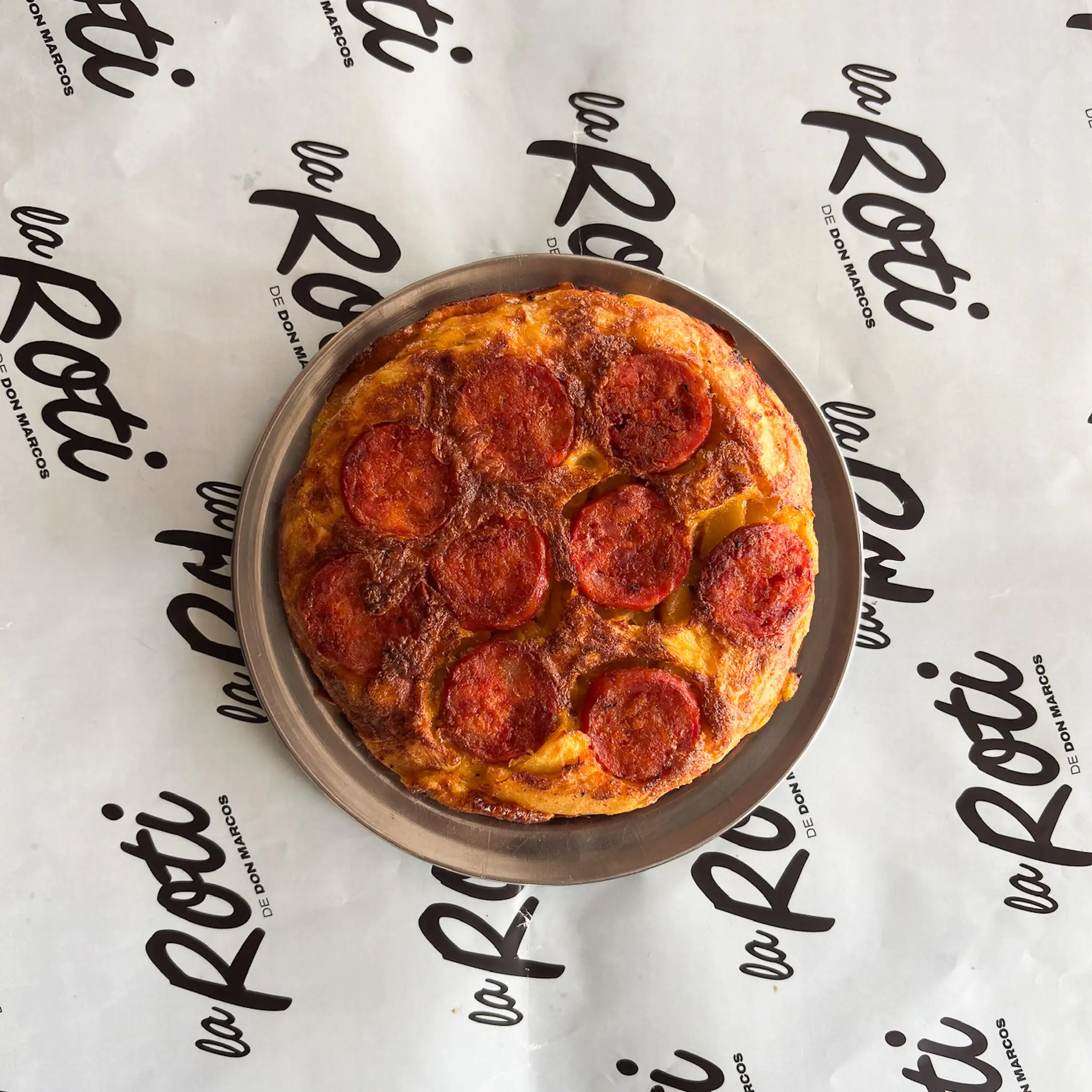 Tortilla de papa y chorizo colorado.