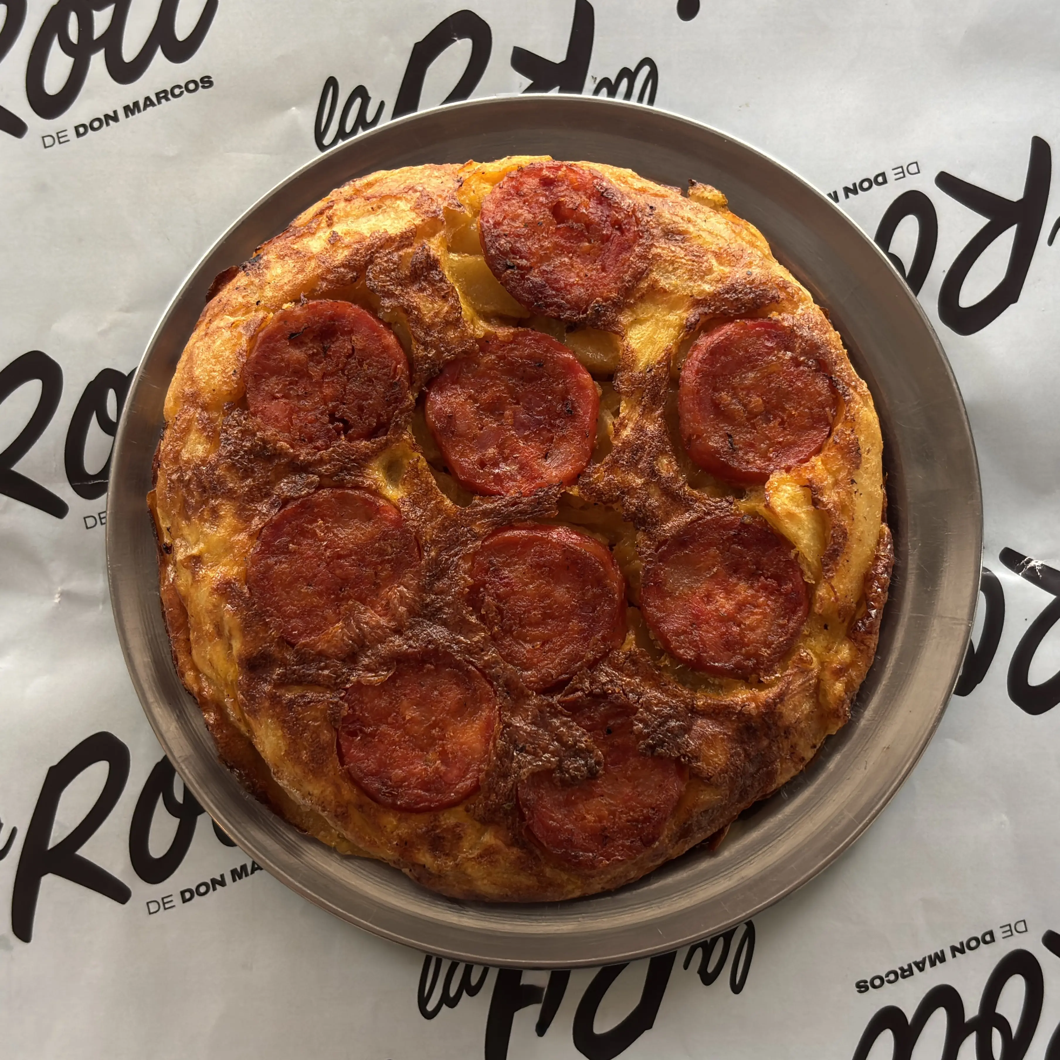 Tortilla de papa y chorizo colorado.