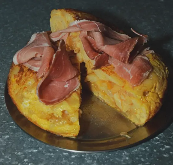 Tortilla con jamón crudo