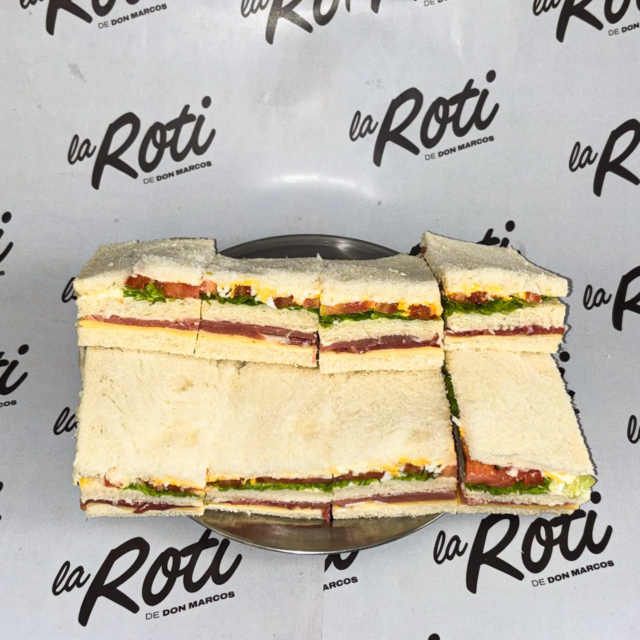 Sandwich triple de jamon crudo y queso