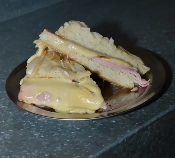 Fugazza de jamón y queso