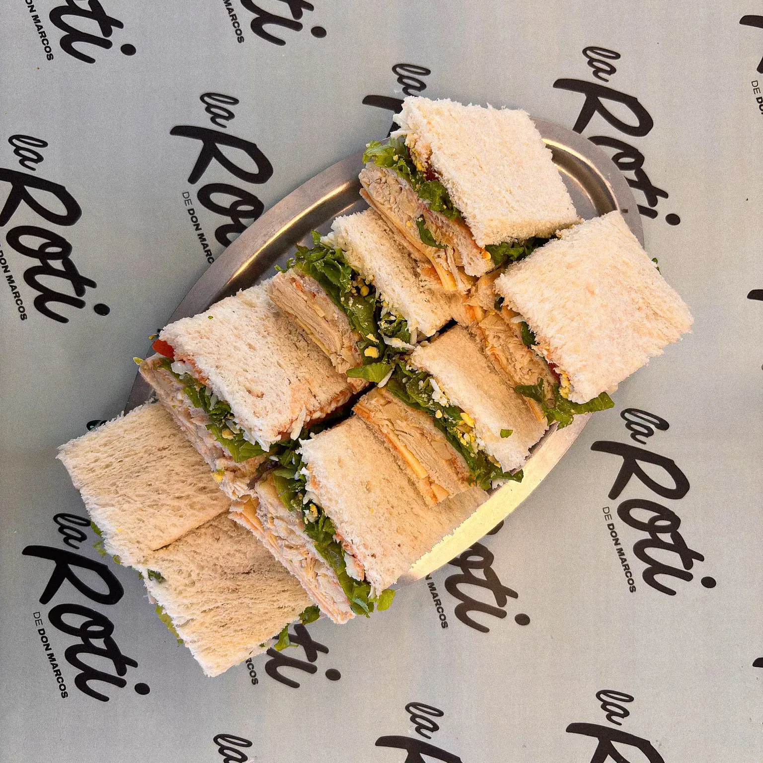 Sandwich de pollo y palmitos