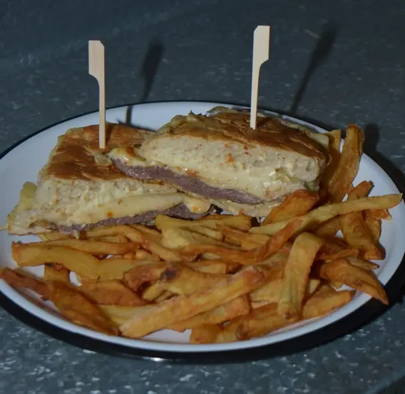 Lomito gratinado con ajíes