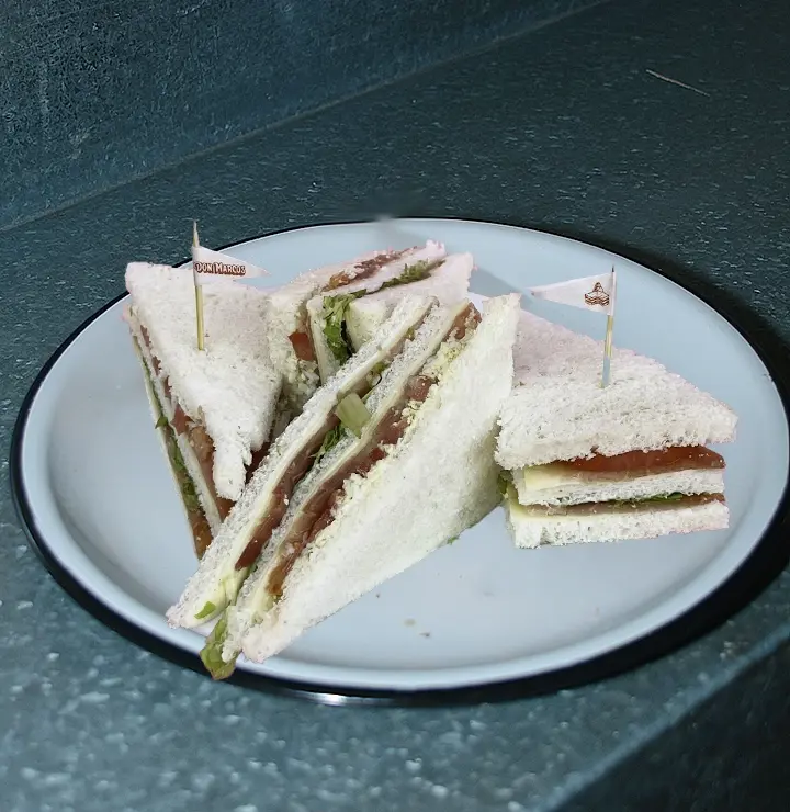Sandwich triple de jamon crudo y queso