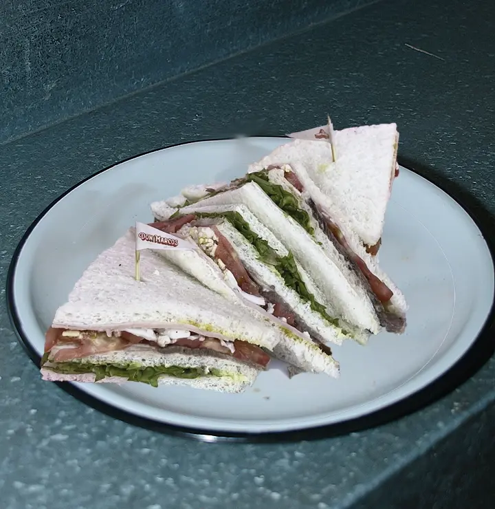 Sándwich triple de lengua
