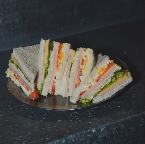 Sándwich triple de jamón cocido y queso
