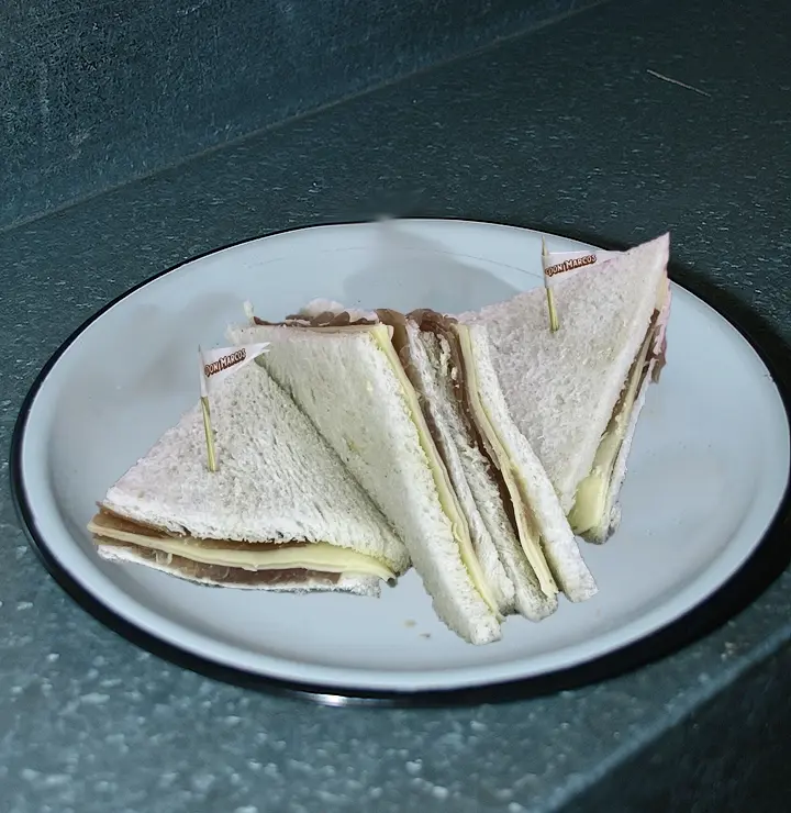 Sandwich mixto de jamon crudo y queso