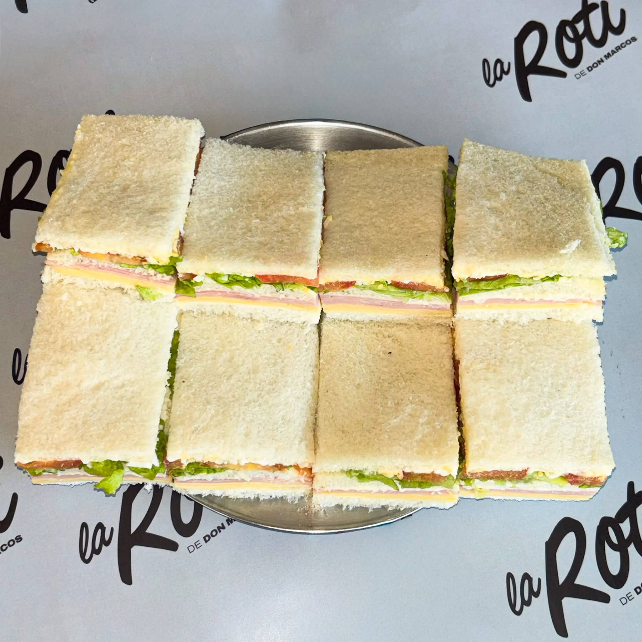 Sándwich triple de jamón cocido y queso