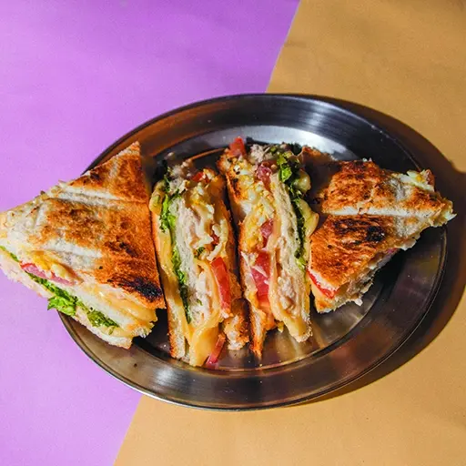 Sándwich tostado de jamón cocido, queso y tomate