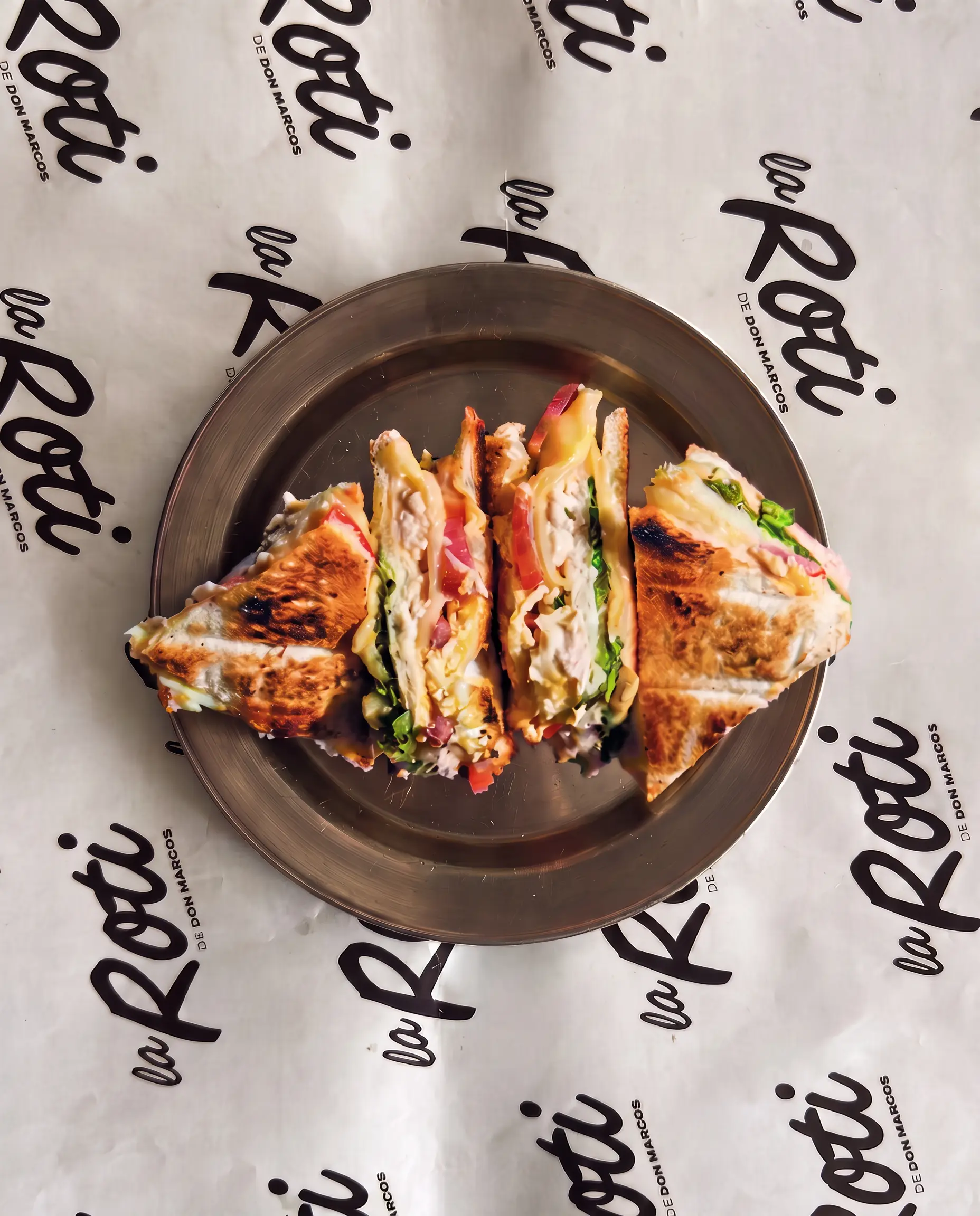 Sándwich tostado de jamón cocido, queso y tomate