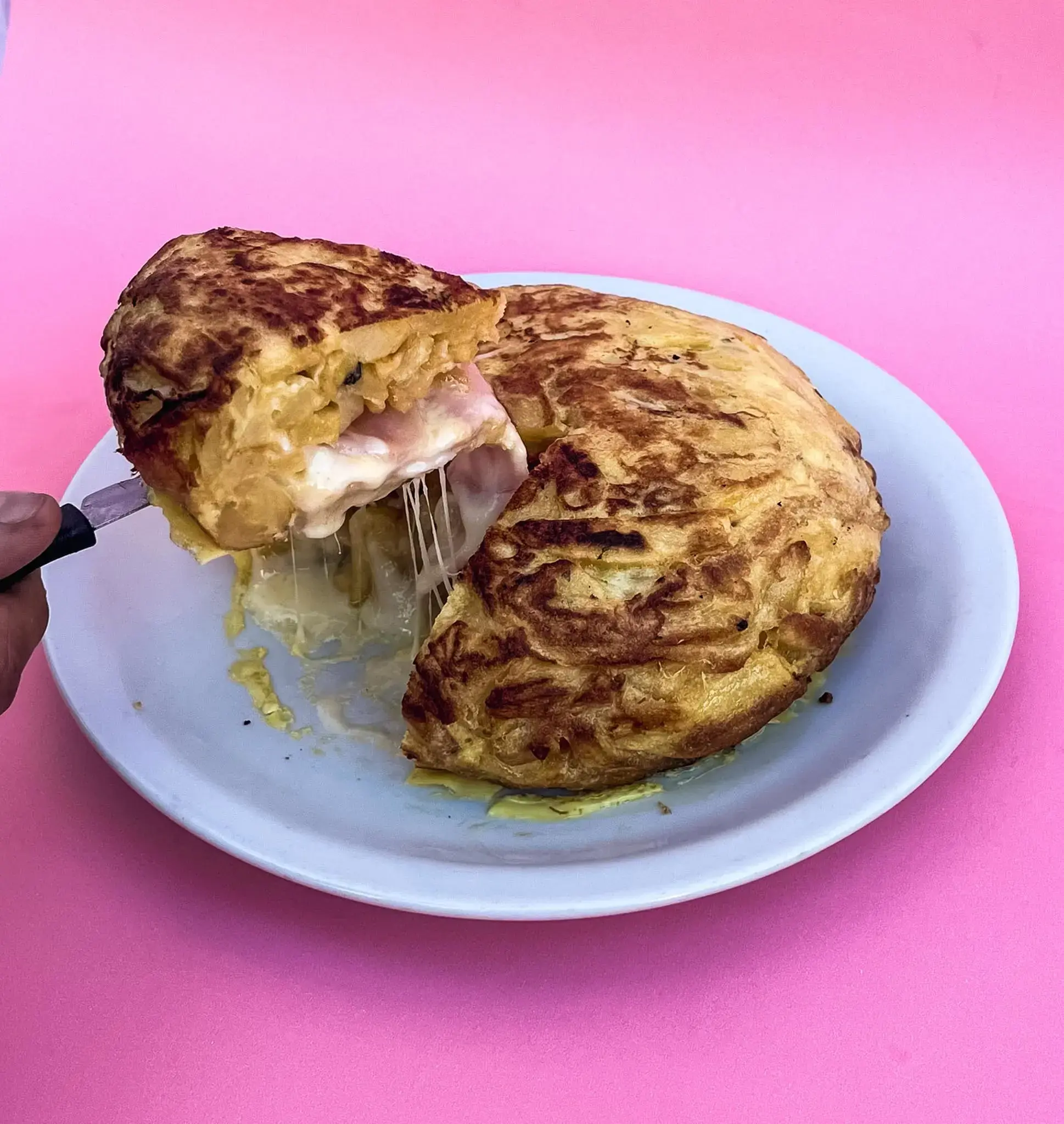Tortilla de papa rellena con jamón cocido y queso.