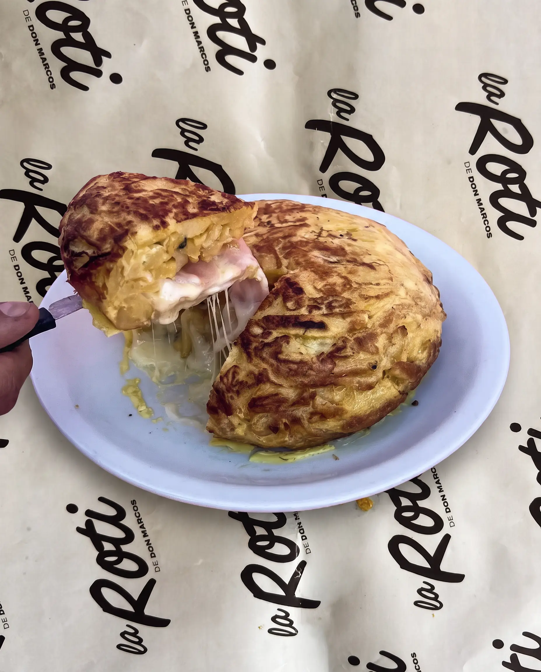 Tortilla de papa rellena con jamón cocido y queso.