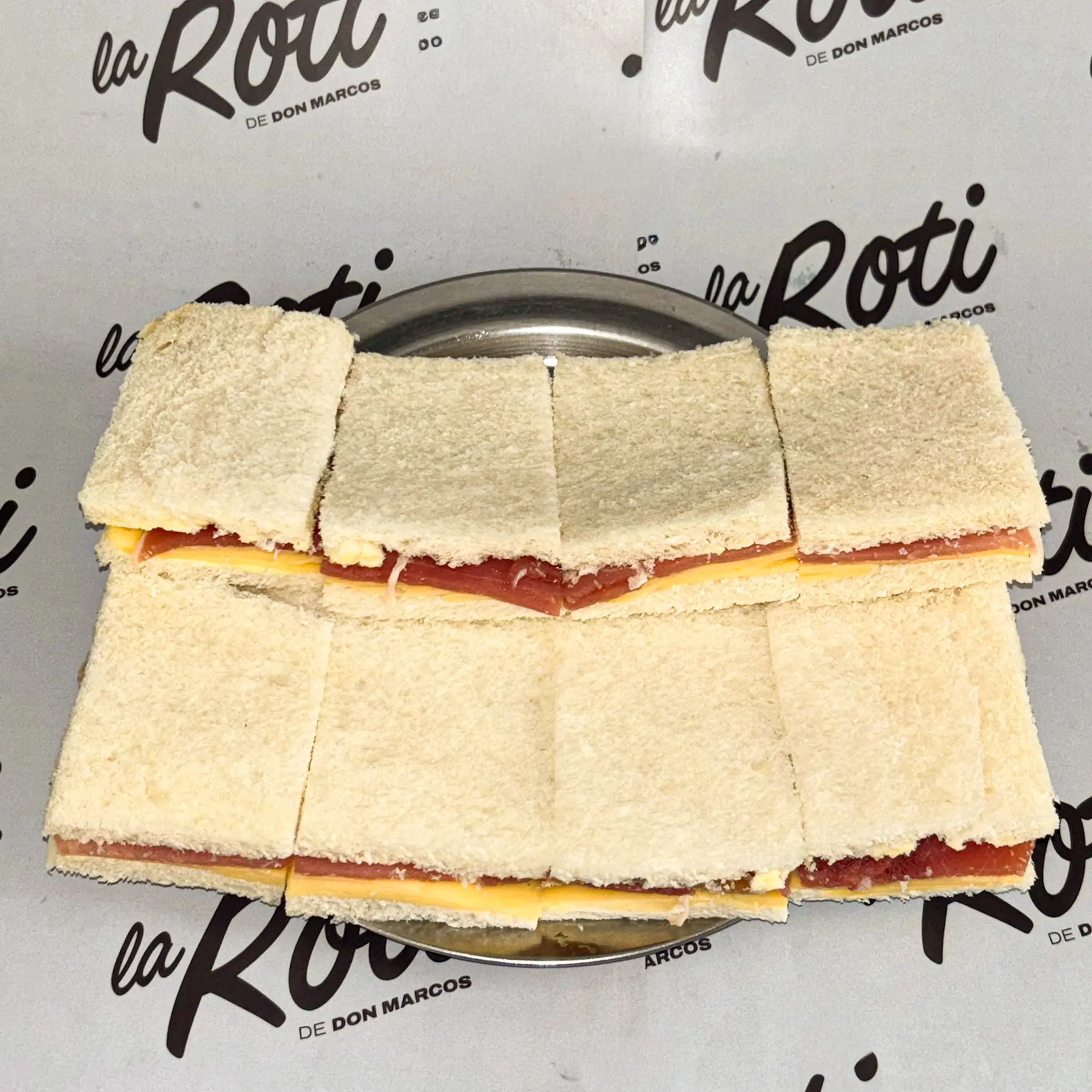 Sandwich mixto de jamon crudo y queso