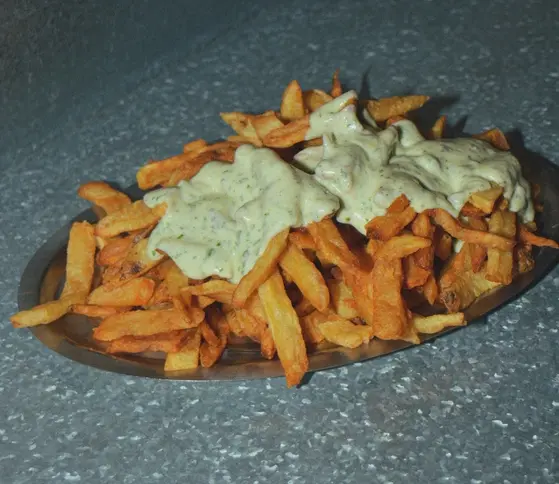 Papas fritas con crema de perejil