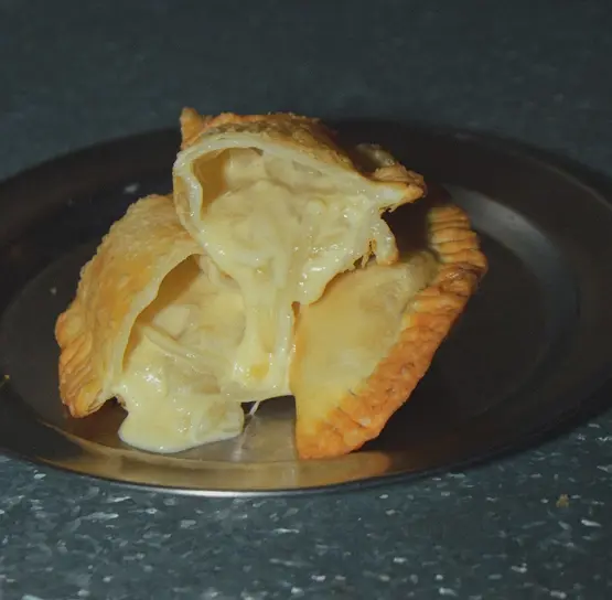 Empanadas de cebolla y queso.