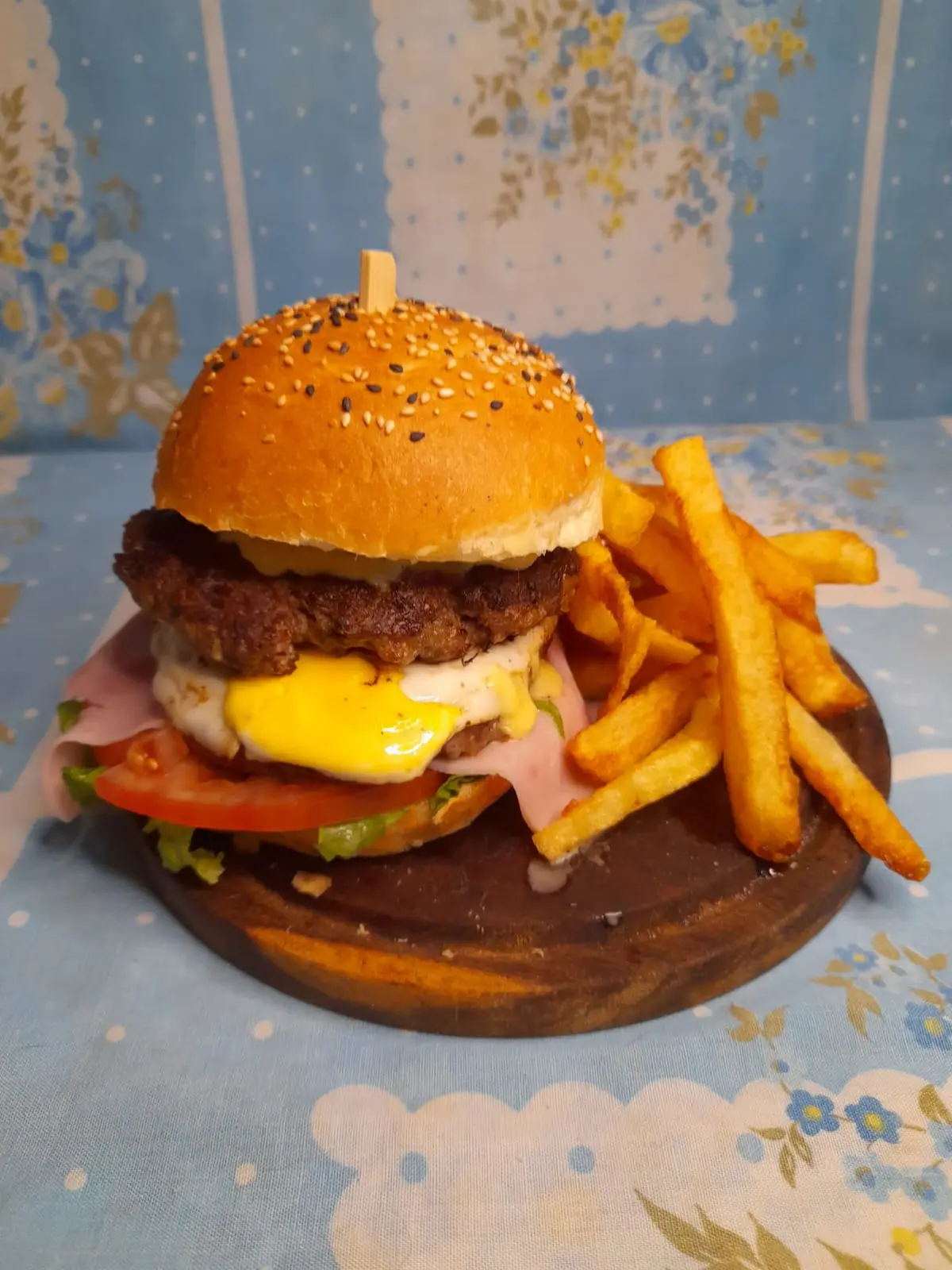 hamburguesa completa con fritas