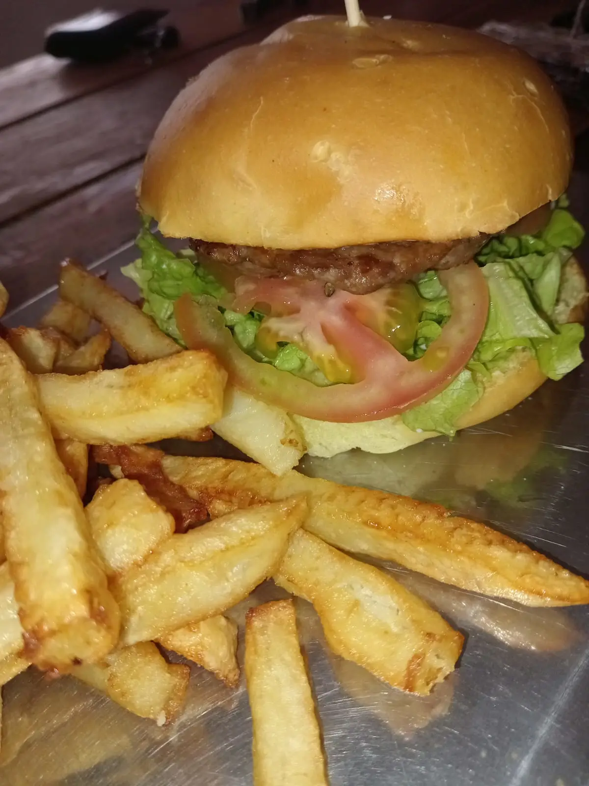 hamburguesa lechuga tomate con fritas