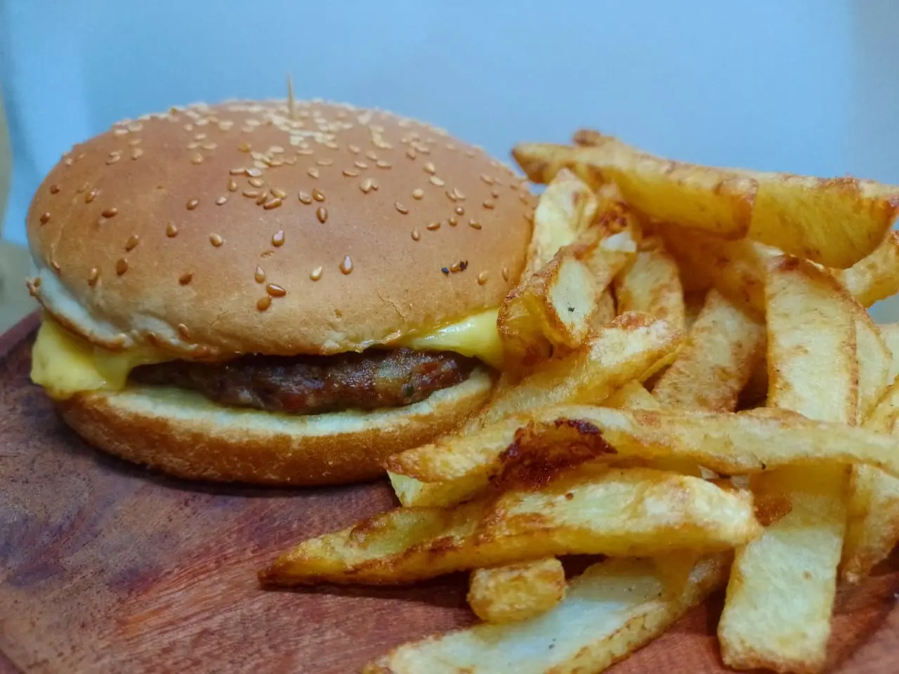 hamburguesa gratinada con fritas