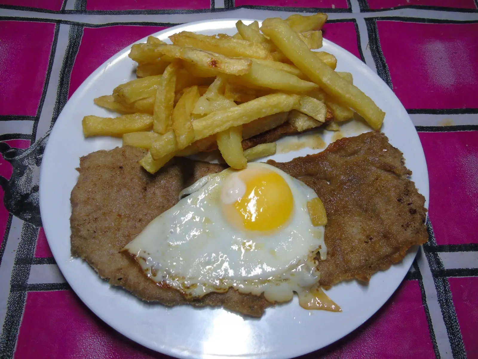 milas a caballo con papas fritas