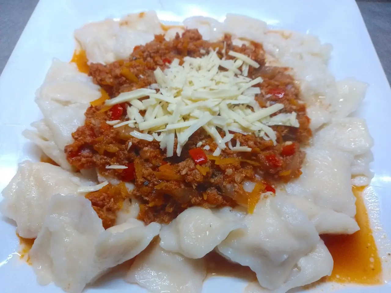 ravioles con boloñesa
