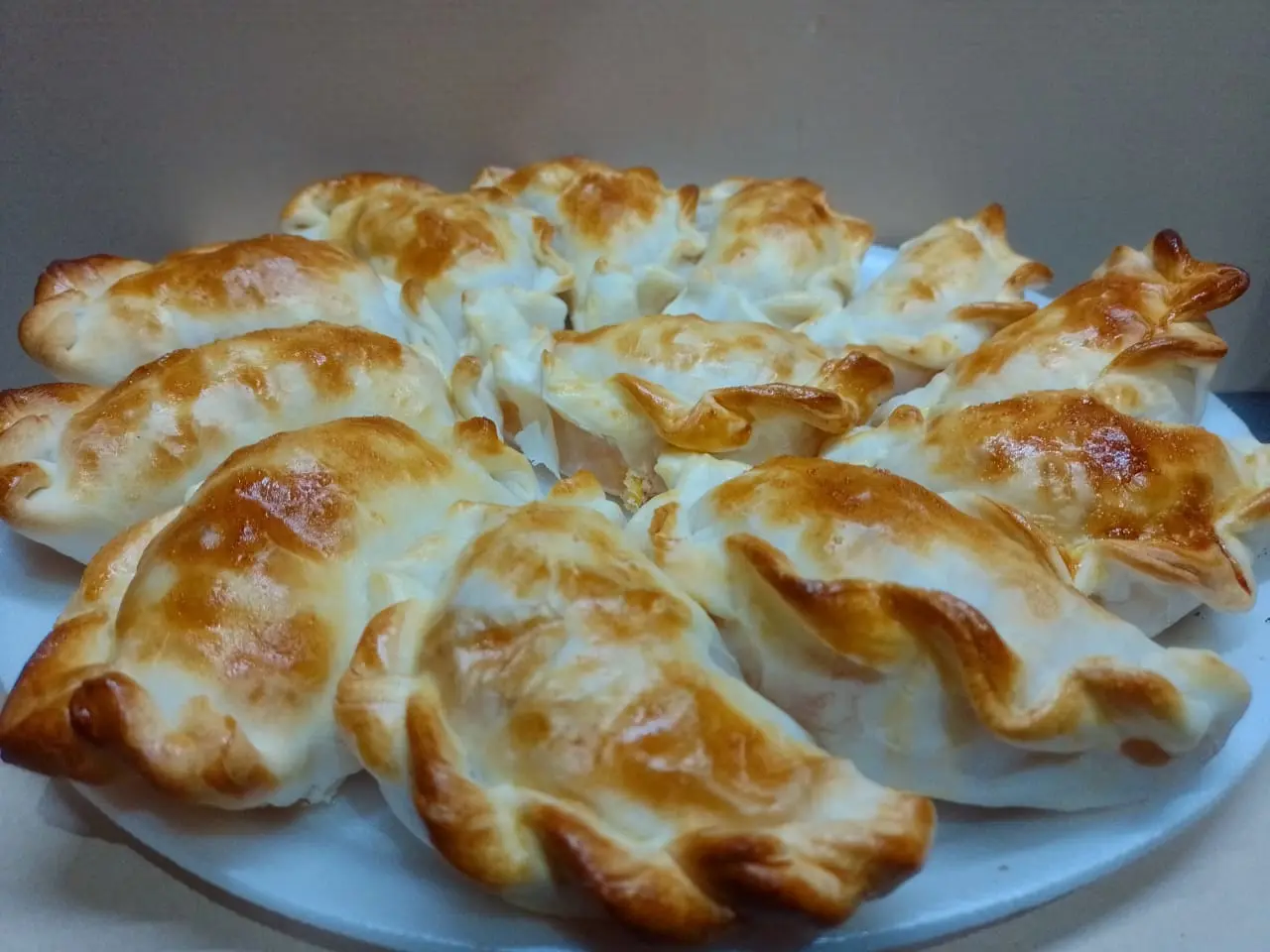 1 empanada de jamon cocido y queso