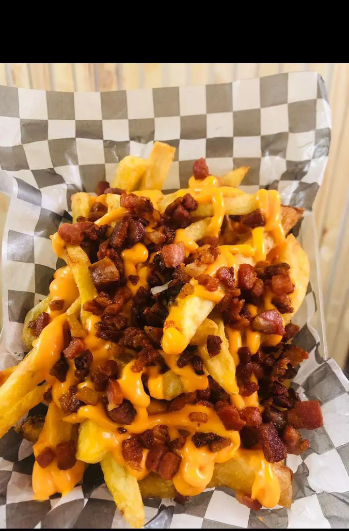 Papas con cheddar en bacon