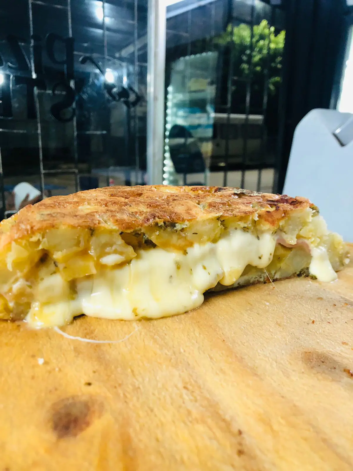 Tortilla de papas rellena de jamón y queso