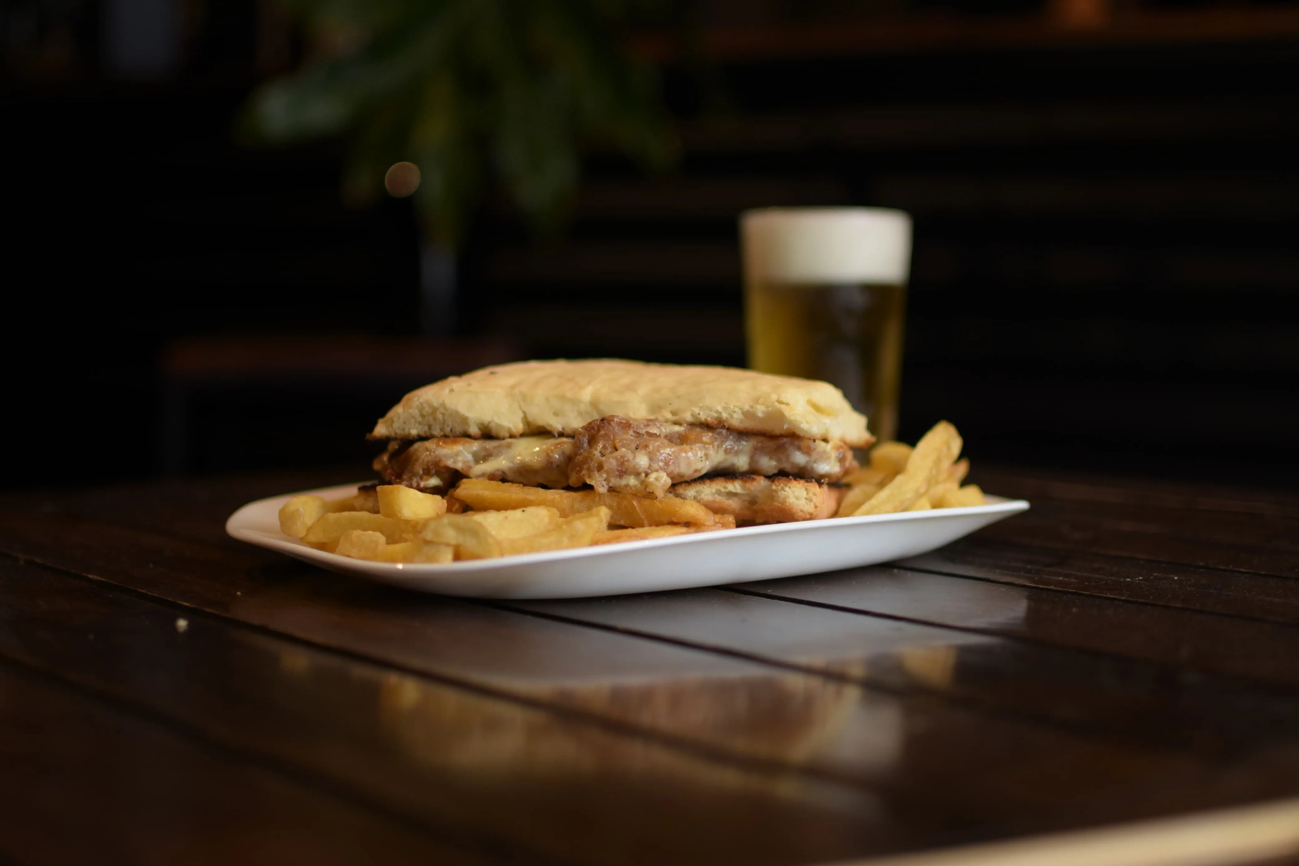 Sándwich de milanesa gratinado
